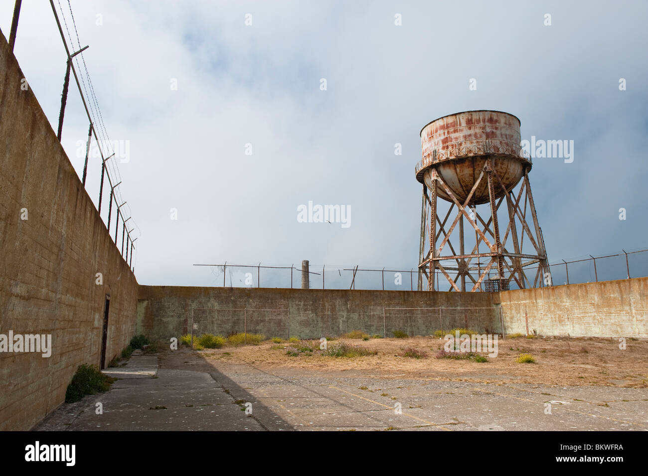 Der Wasserturm & Erholung-Hof im Gefängnis Alcatraz Island oder 'The Rock', San Francisco Bay, Kalifornien, USA Stockfoto