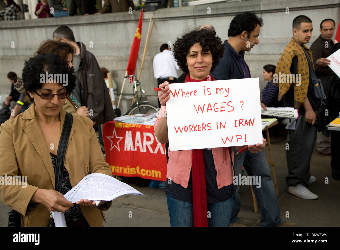 Mai und Kundgebung am Trafalgar Square, Mai 1., 2010-Frau über Löhne im Iran protestieren Stockfoto