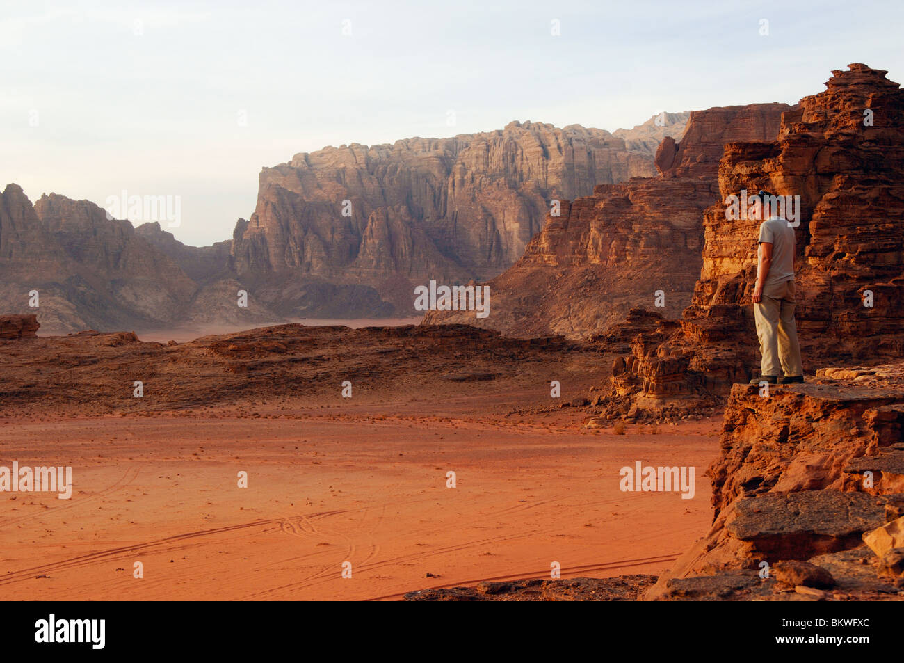 Trekker anzeigen Abendlicht auf einsamen Gipfeln, Wadi Rum Protected Area, Jordanien Stockfoto