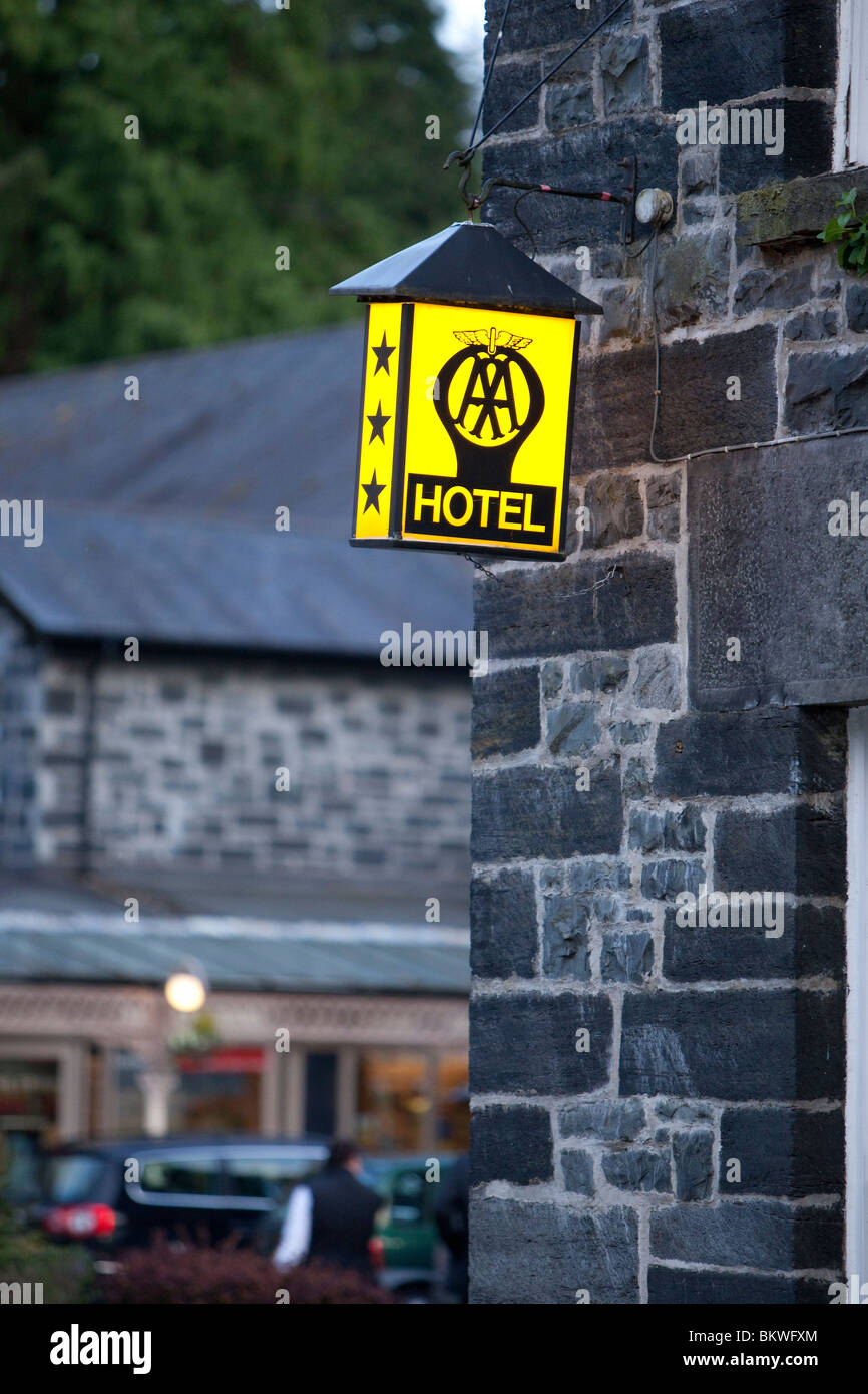 Eine Automobilclub drei Sterne beleuchtet Schild ein Schiefer erbaute Hotel in Snowdonia, Wales, UK Stockfoto