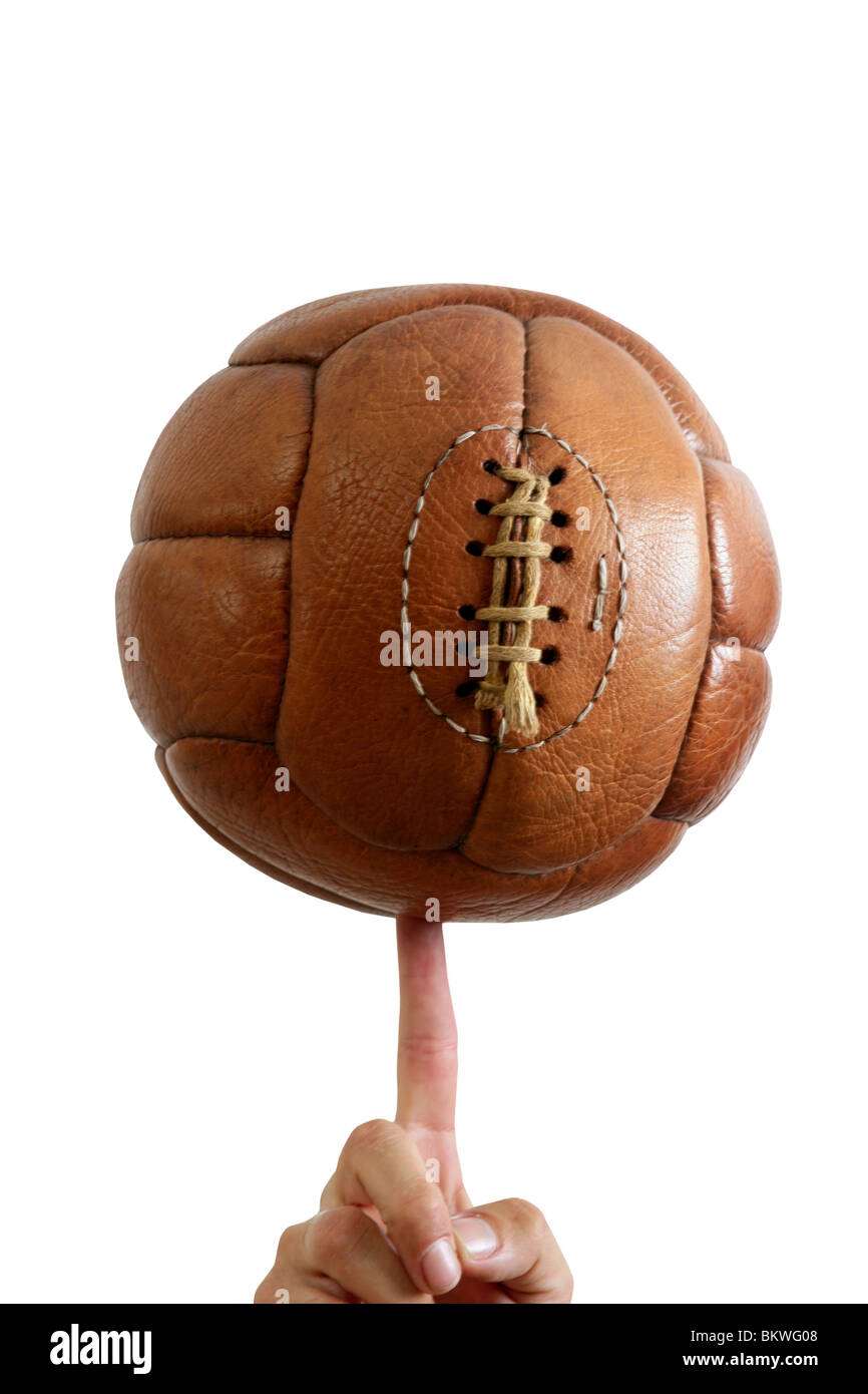 Fußball Ball Vintage retro braun Leder in der Hand des Menschen Stockfoto