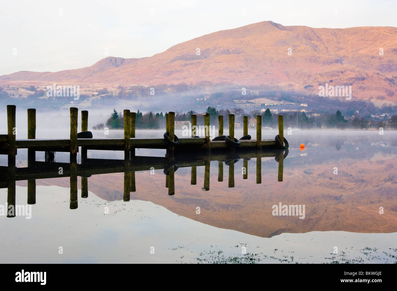 Holzsteg am Coniston Water, auf der Suche nach Coniston Greis, Lake District Stockfoto