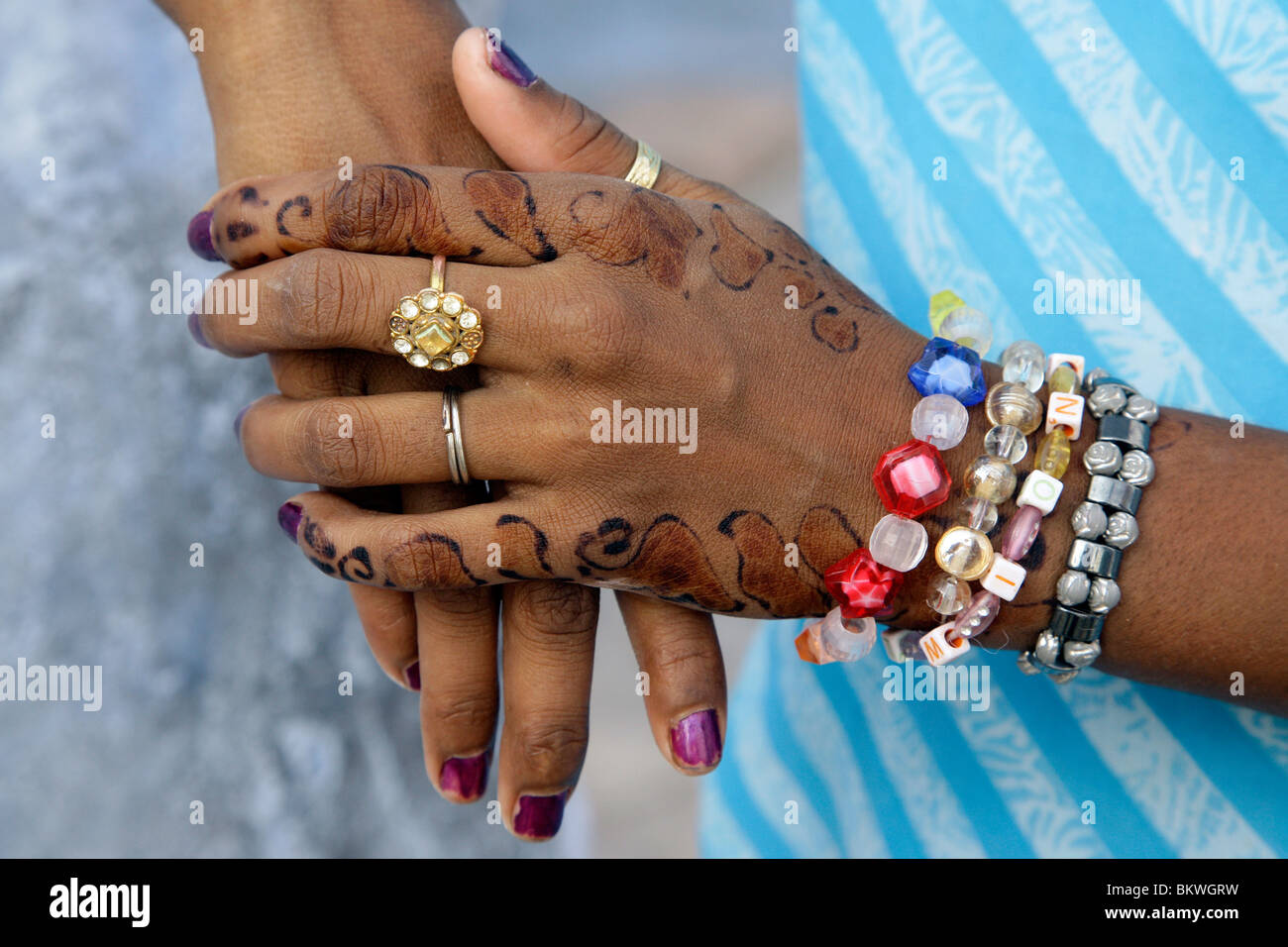 Indien, Rajasthan Jodhpur Nahaufnahme eines jungen Mädchens Hand mit Henna und Schmuck Stockfoto