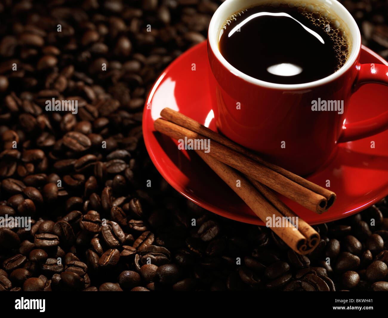 Rot Espressotasse Kaffee Kaffeebohnen Hintergrund Stockfoto