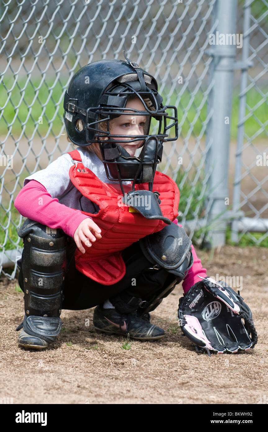 Mädchen, 5 Jahre, spielt Fänger im Little League Baseball-Spiel, Portland Oregon Stockfoto