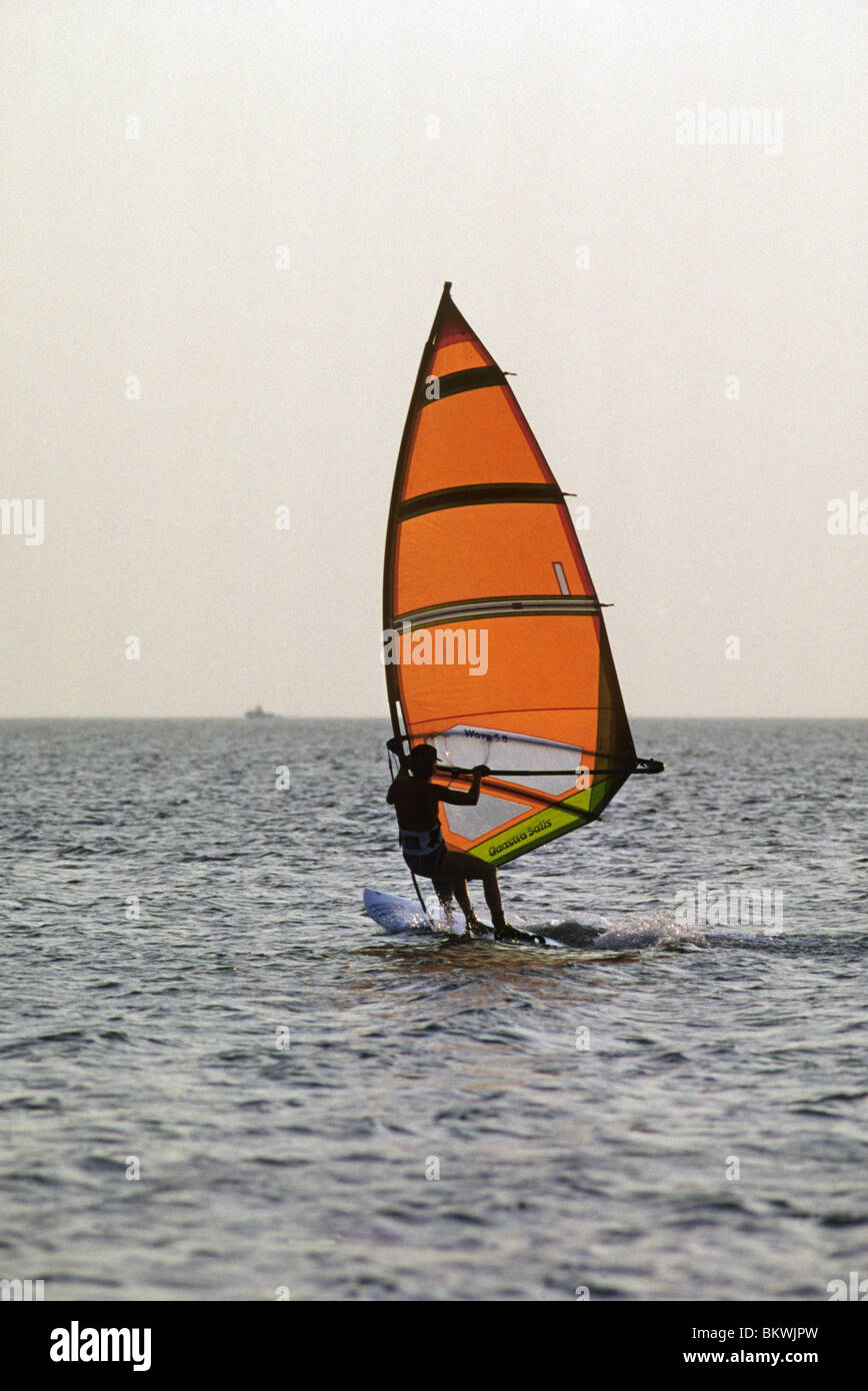 Ein Windsurfer an der Laguna Madre Bay in der Nähe von South Padre Island, Texas Stockfoto