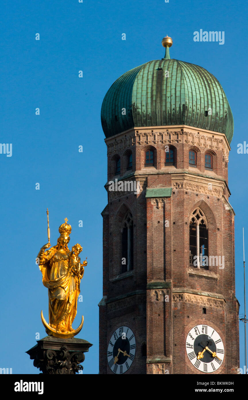 Statue von Maria am Marienplatz und die Türme der Frauenkirche oberen Bayern München Stockfoto