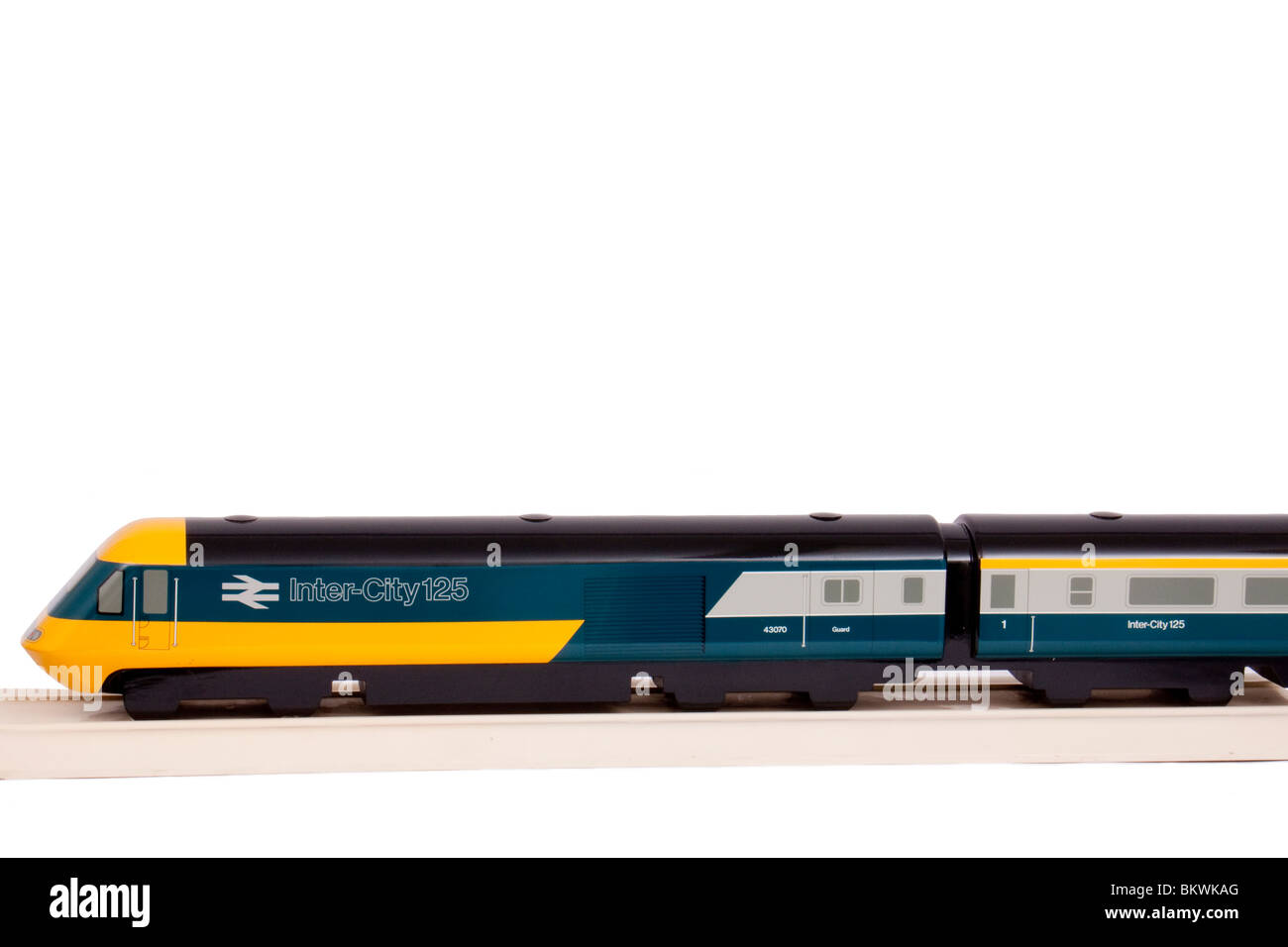 Vintage handgemachte hölzerne Darstellungsmodell der British Rail BR InterCity 125 High-Speed-Personenzug, isoliert auf weißem Hintergrund Stockfoto