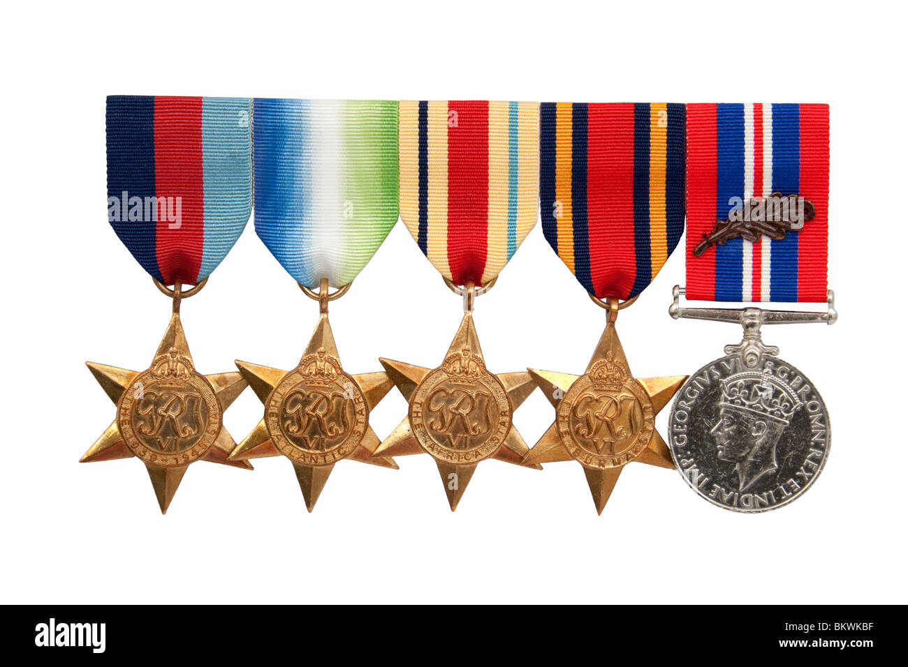 Satz der britischen Royal Navy während des zweiten Weltkriegs militärischen Orden mit Bronze Eiche Blatt, isoliert auf weißem Hintergrund Stockfoto