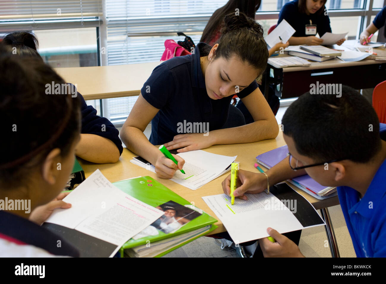 Schüler studieren gemeinsam an der Charterschule Peak Preparatory Academy in Dallas, Texas, USA. ©Bob Daemmrich Stockfoto