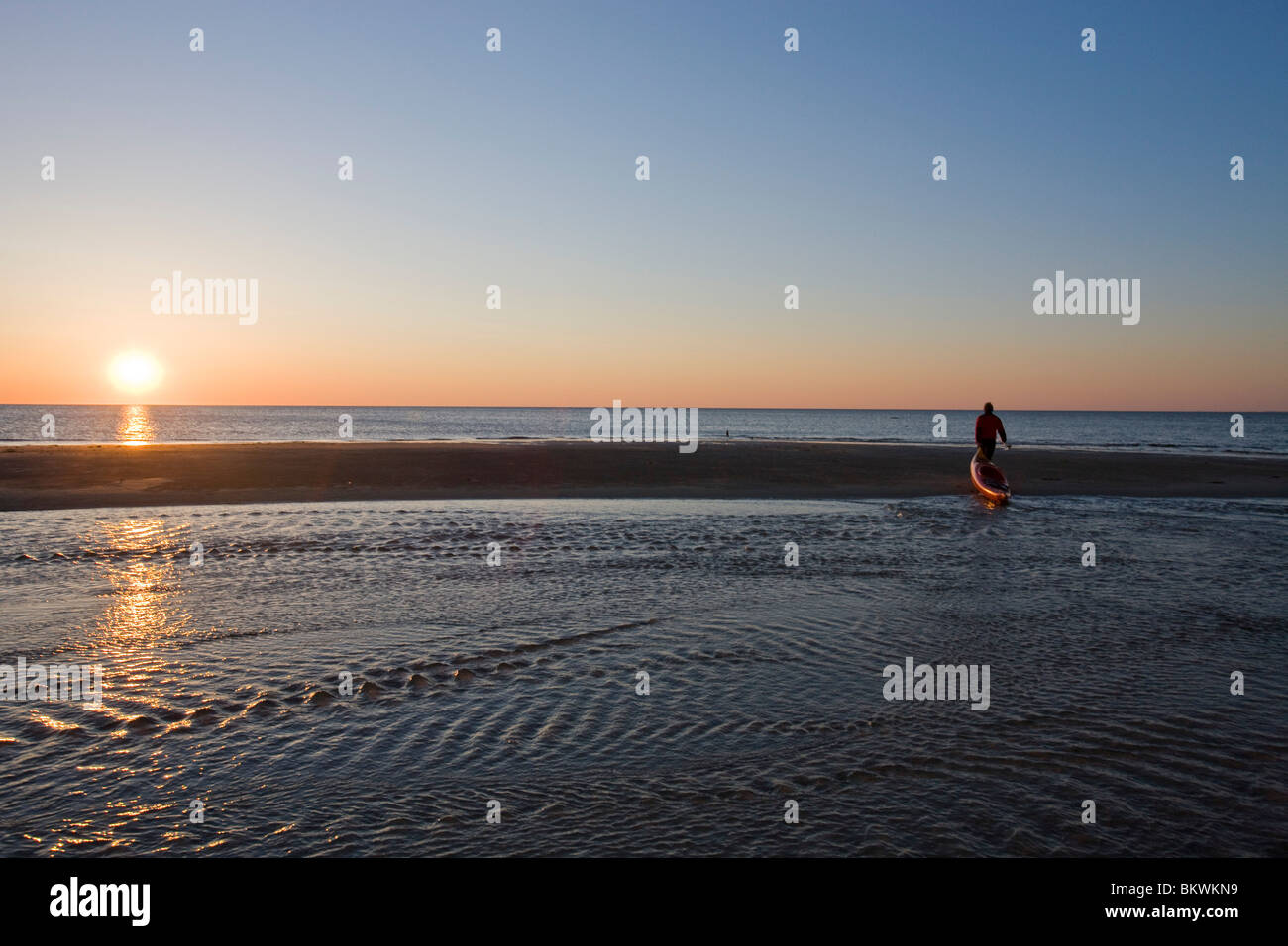 Ein Mann Seekajak im Morgengrauen bei der Verlagerung viel Preserve in Plymouth, Massachusetts.  Cape Cod Bay. Stockfoto