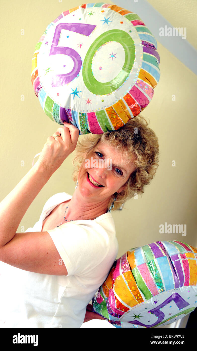 Blonde Frau Frau Solothurn 50. Geburtstag mit Helium-Ballons Stockfoto