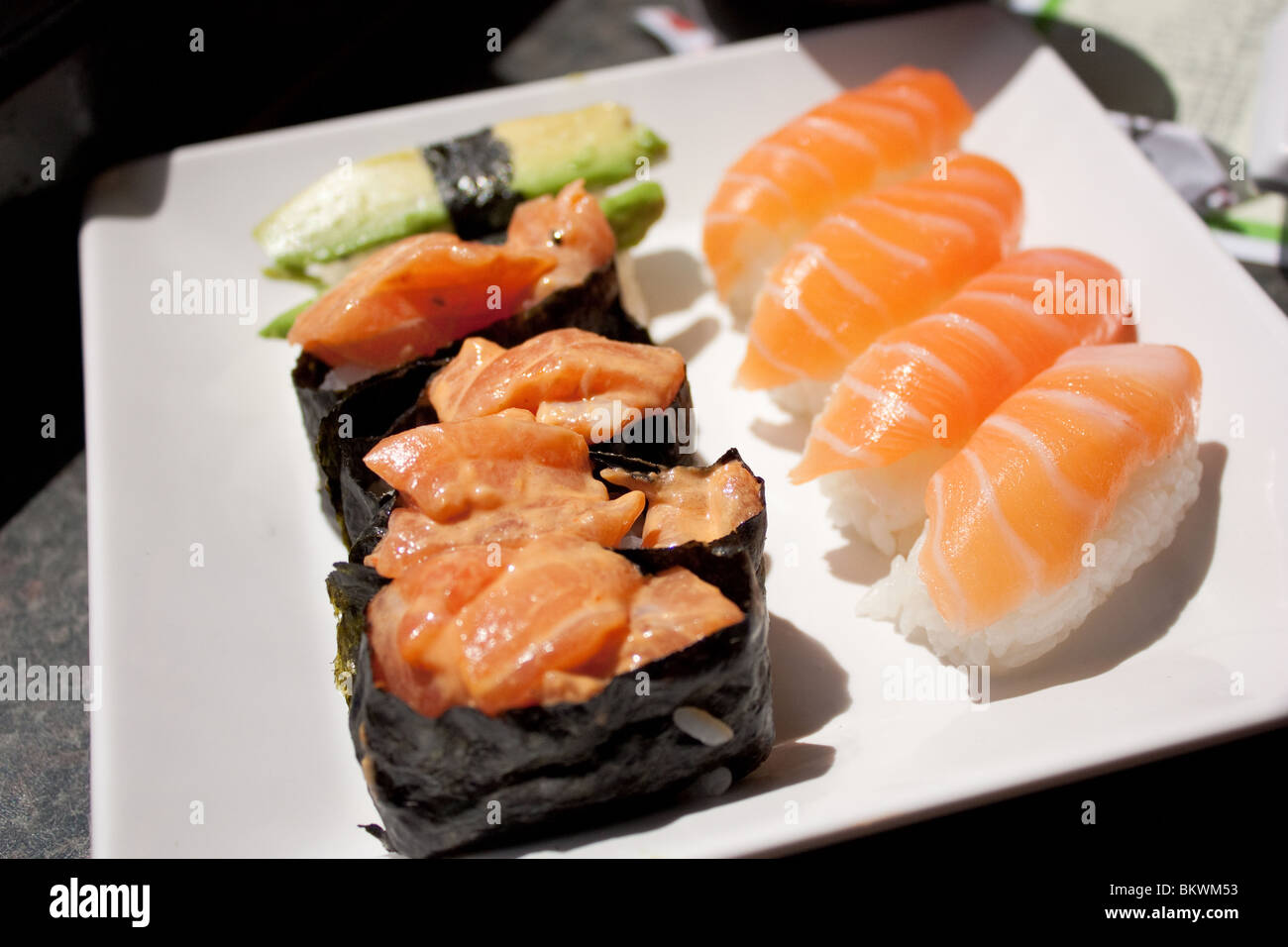 Sushi-Platte auf weißen Teller Stockfoto