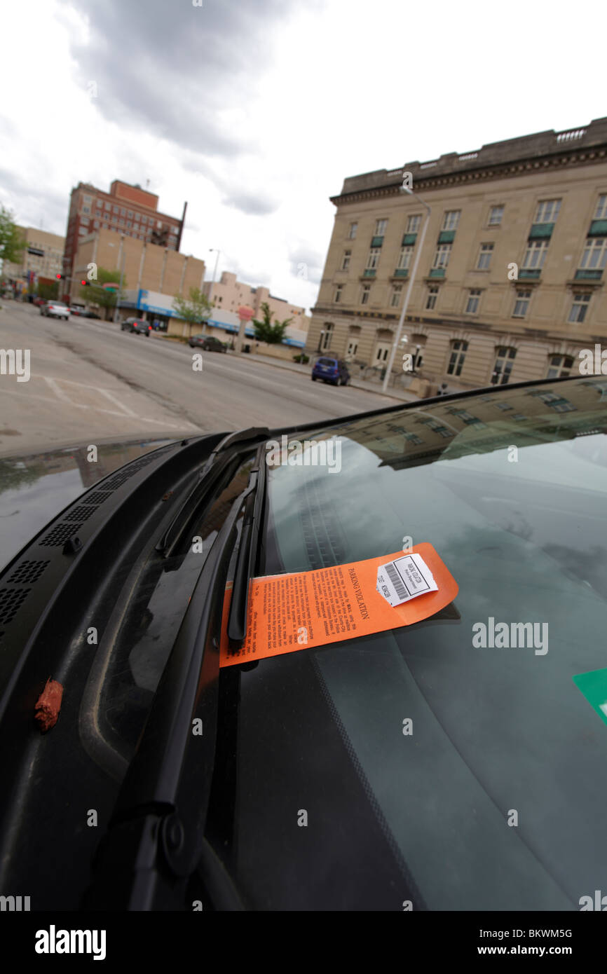Parkplatz Ticket zitieren unter Windschutzscheibe Wischer, Logos und Standort-Informationen entfernt. Stockfoto