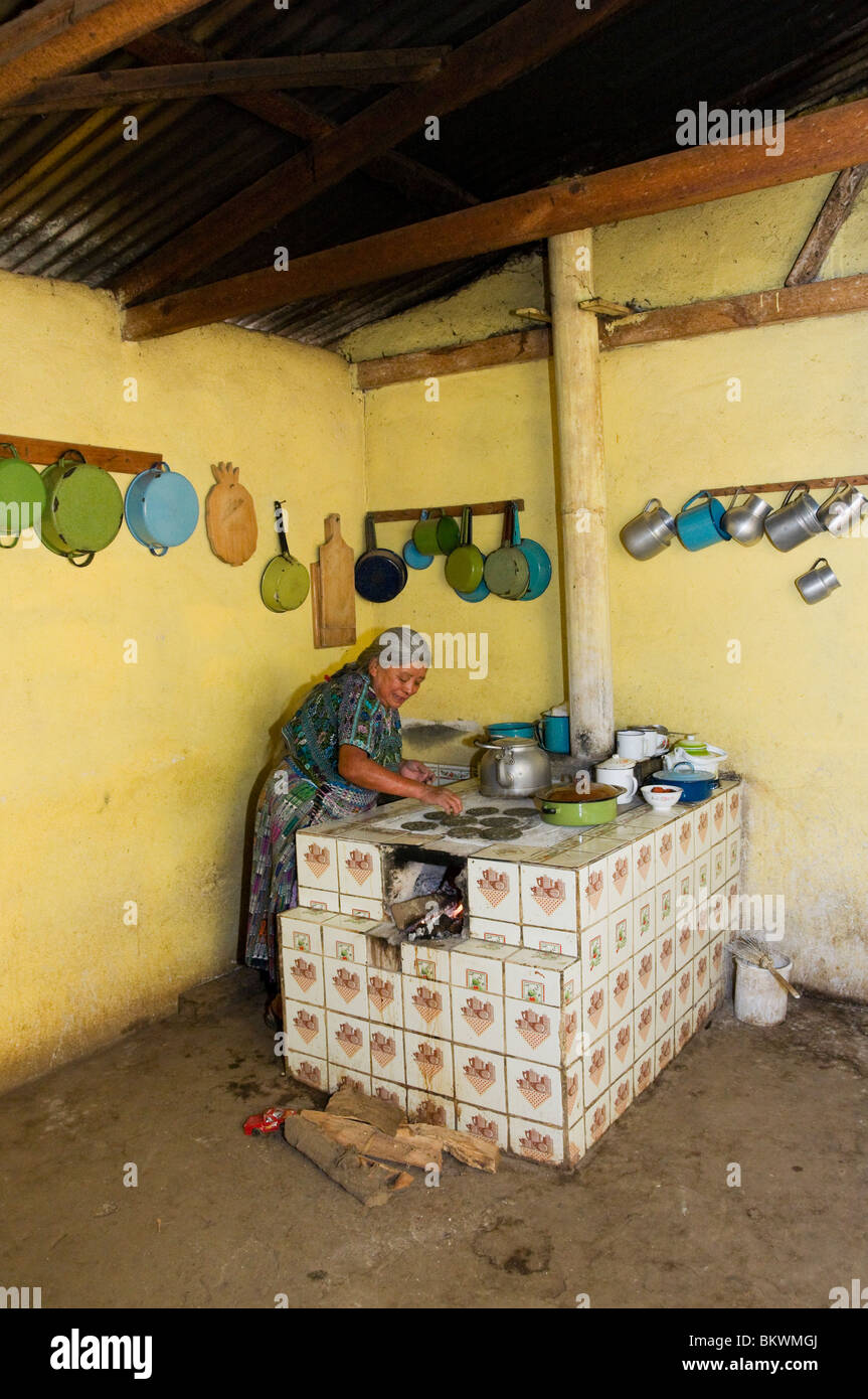 Traditionelle Küche mit Backofen indigene Frau macht Tortillas Guatemala Stockfoto
