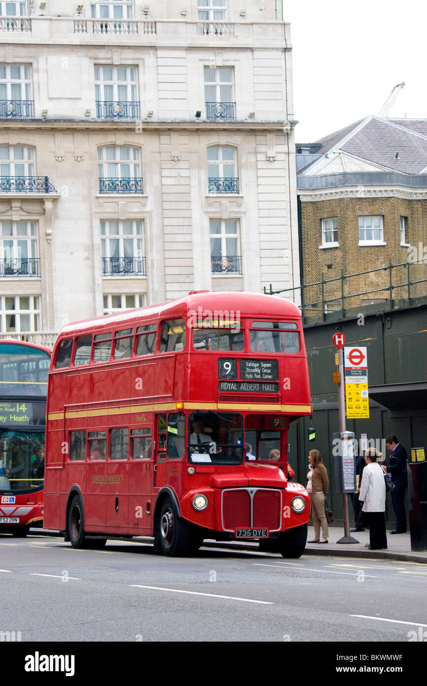 Nr. 9 Routemaster Bus vor dem Hotel Ritz in Green Park, London Stockfoto