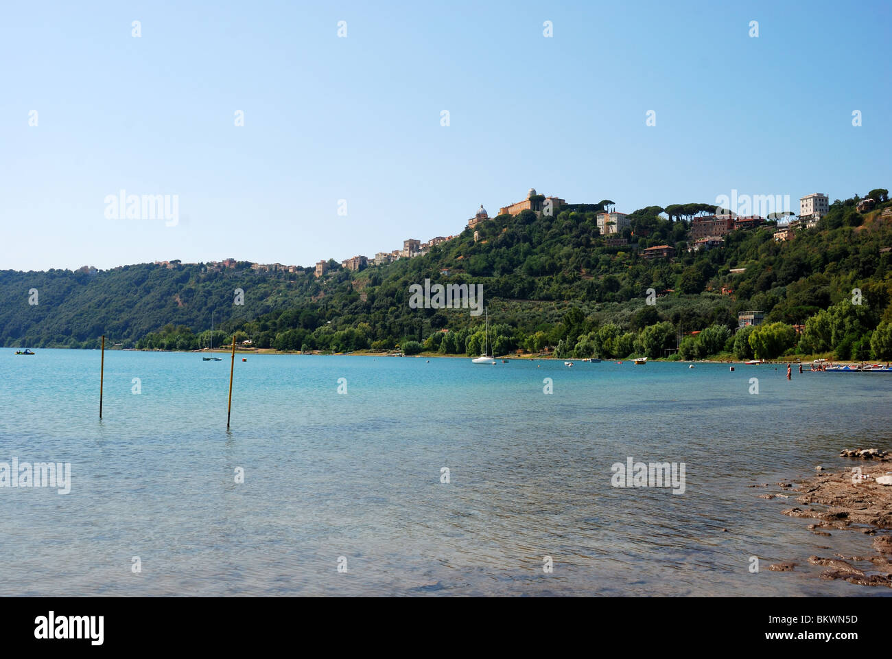 Alban-See an einem sonnigen Tag Stockfoto