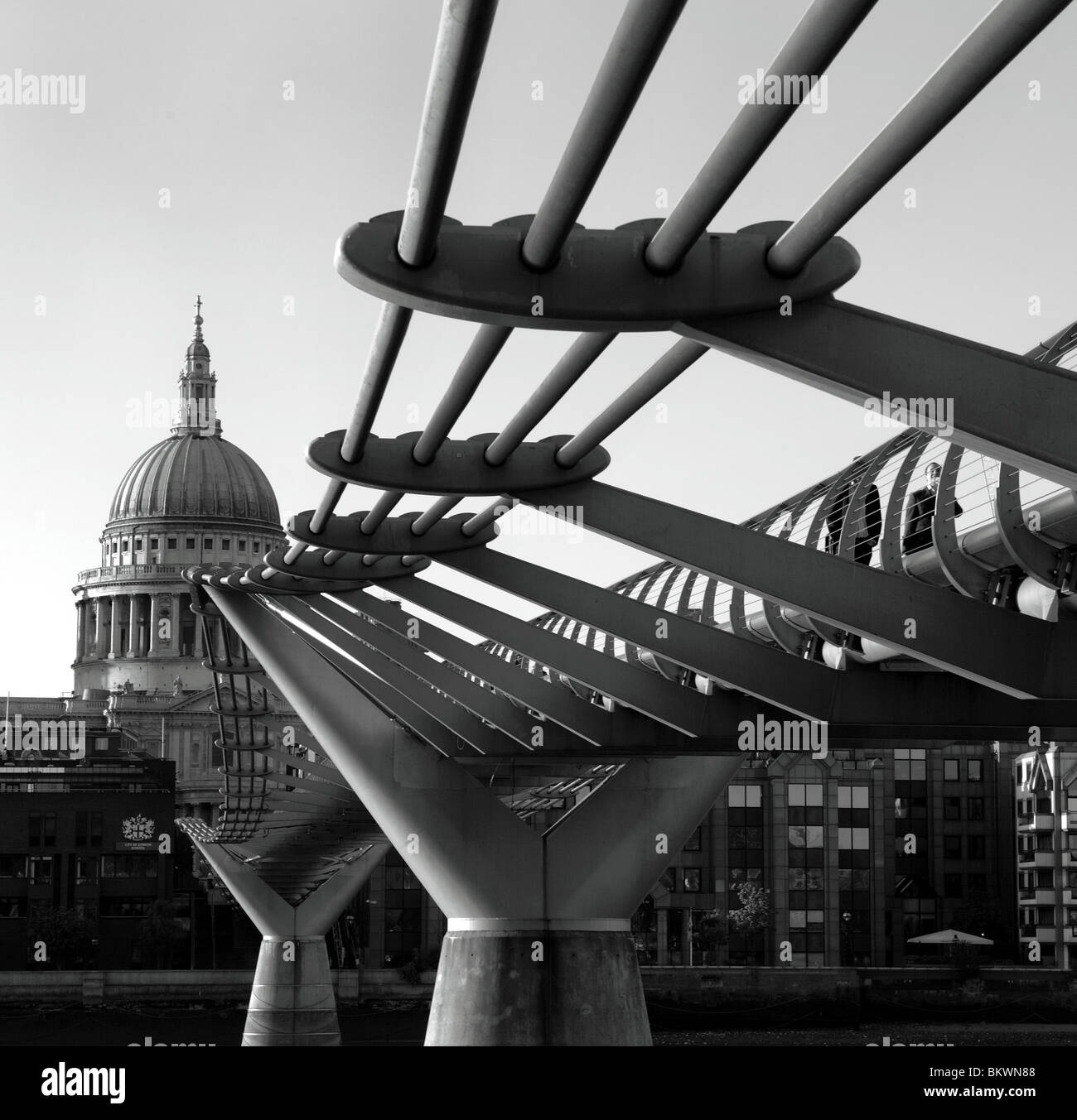 St-Paul-Kathedrale und die Millennium Bridge London Stockfoto