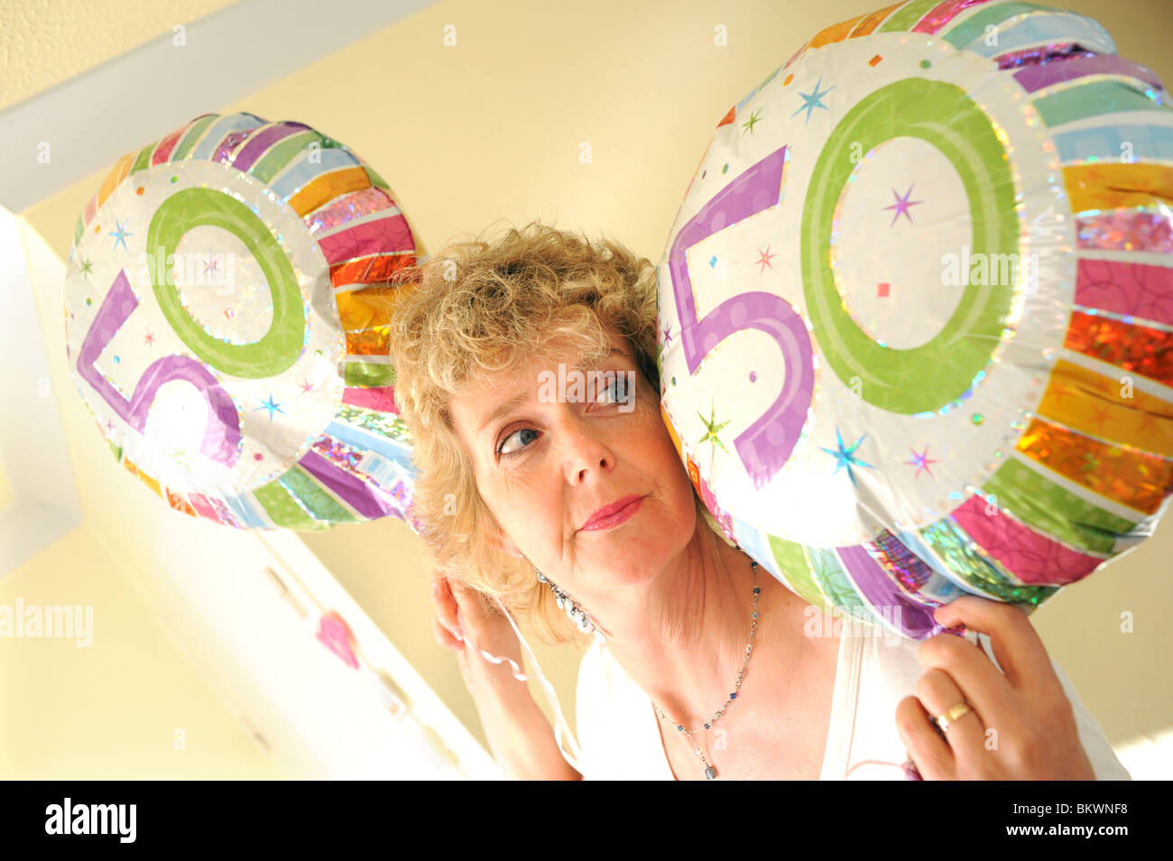 Blonde Frau Frau Solothurn 50. Geburtstag mit Helium-Ballons Stockfoto