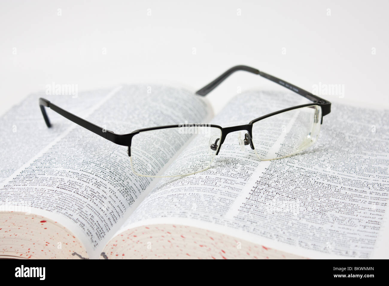 Brillen auf Wörterbuch Stockfoto