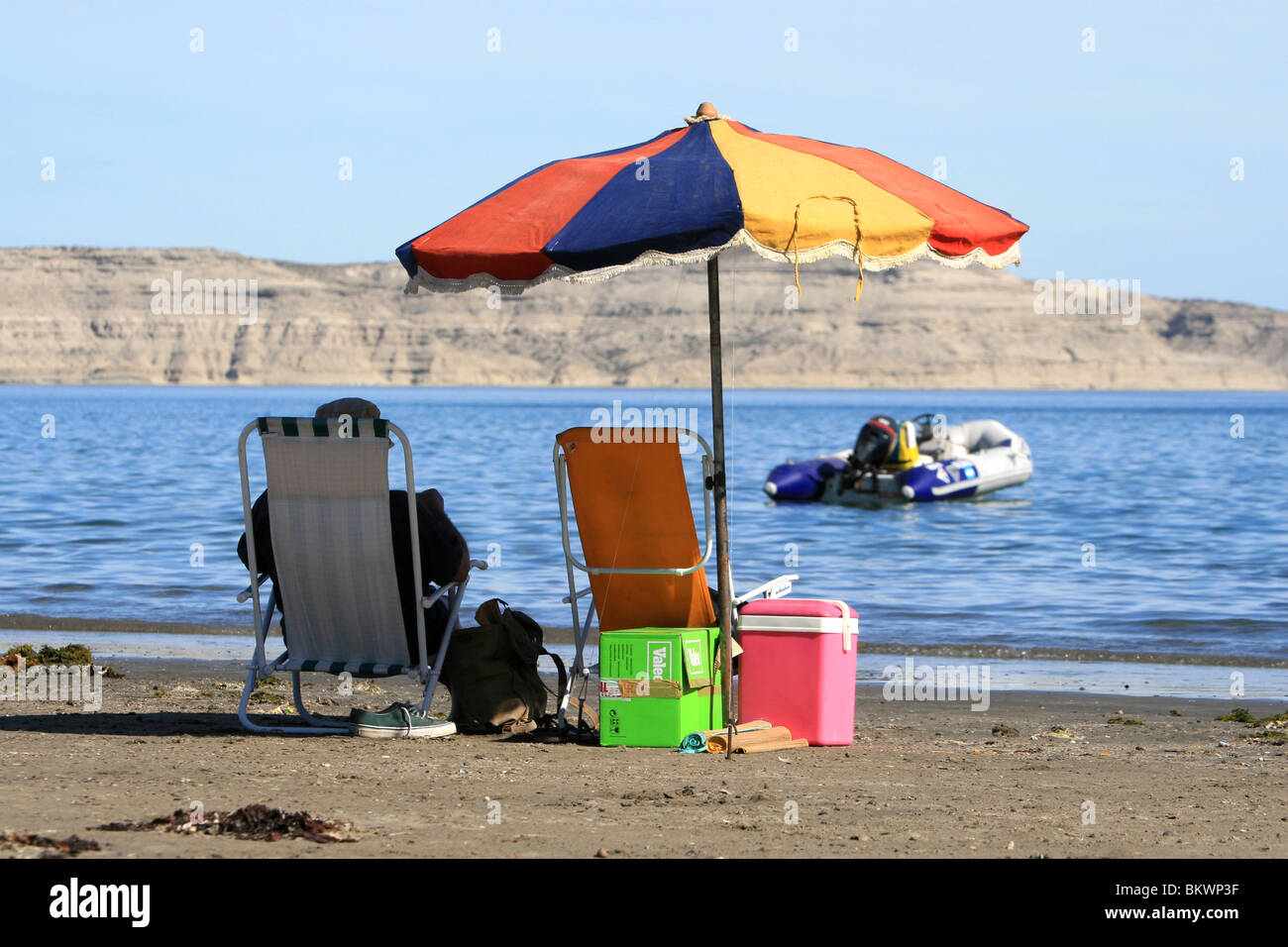 Eine Person entspannen am Strand in Puerto Piramides, Argentinien Stockfoto