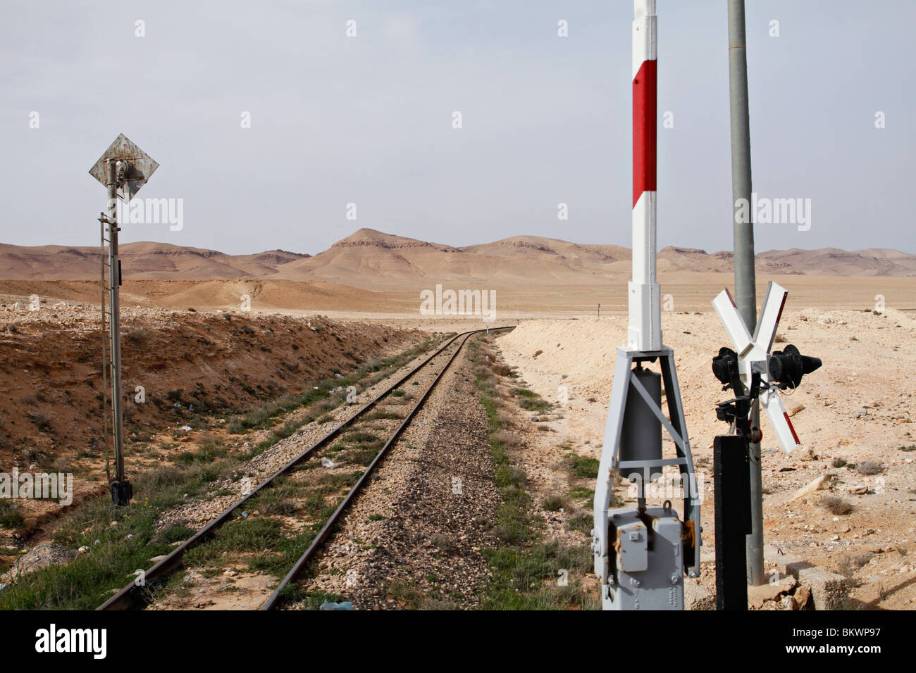 Bahnstrecke in Syrien durch Wüste. Stockfoto