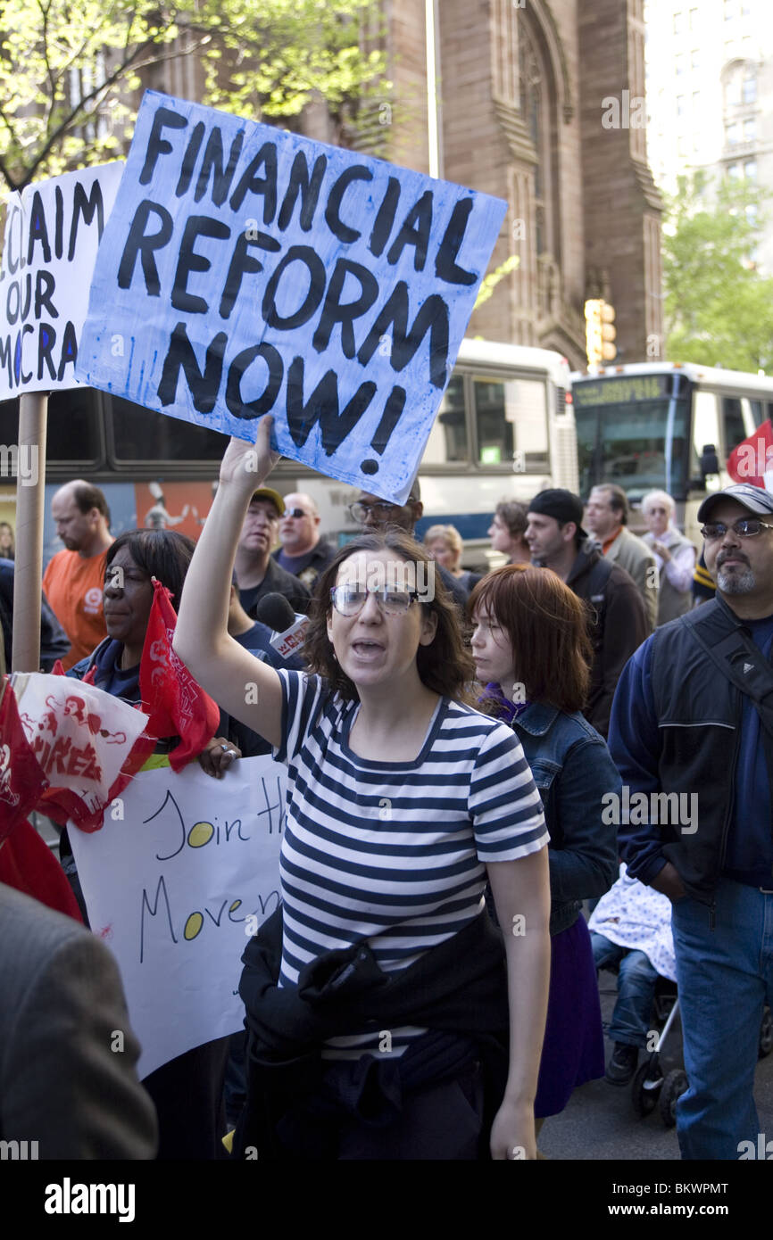 AFL-CIO und anderen Gewerkschaften Mitglieder März zur Wall Street fordern gute Jobs und die Banken & Wall Street ihren gerechten Anteil zahlen Stockfoto