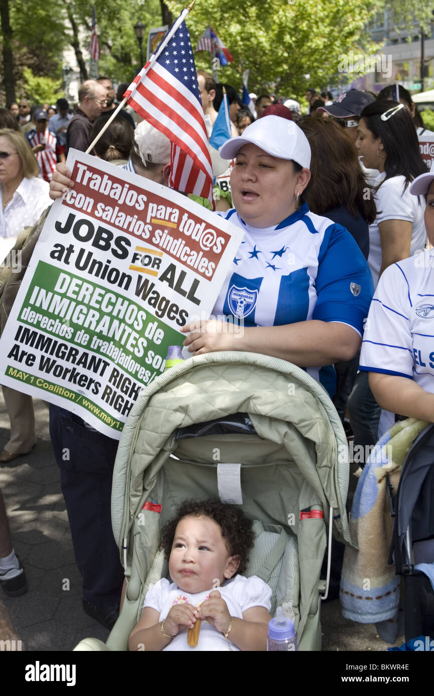 1. Mai 2010: Maikundgebung und März für die Rechte der Einwanderer und Arbeiter am Union Square in New York City. Stockfoto