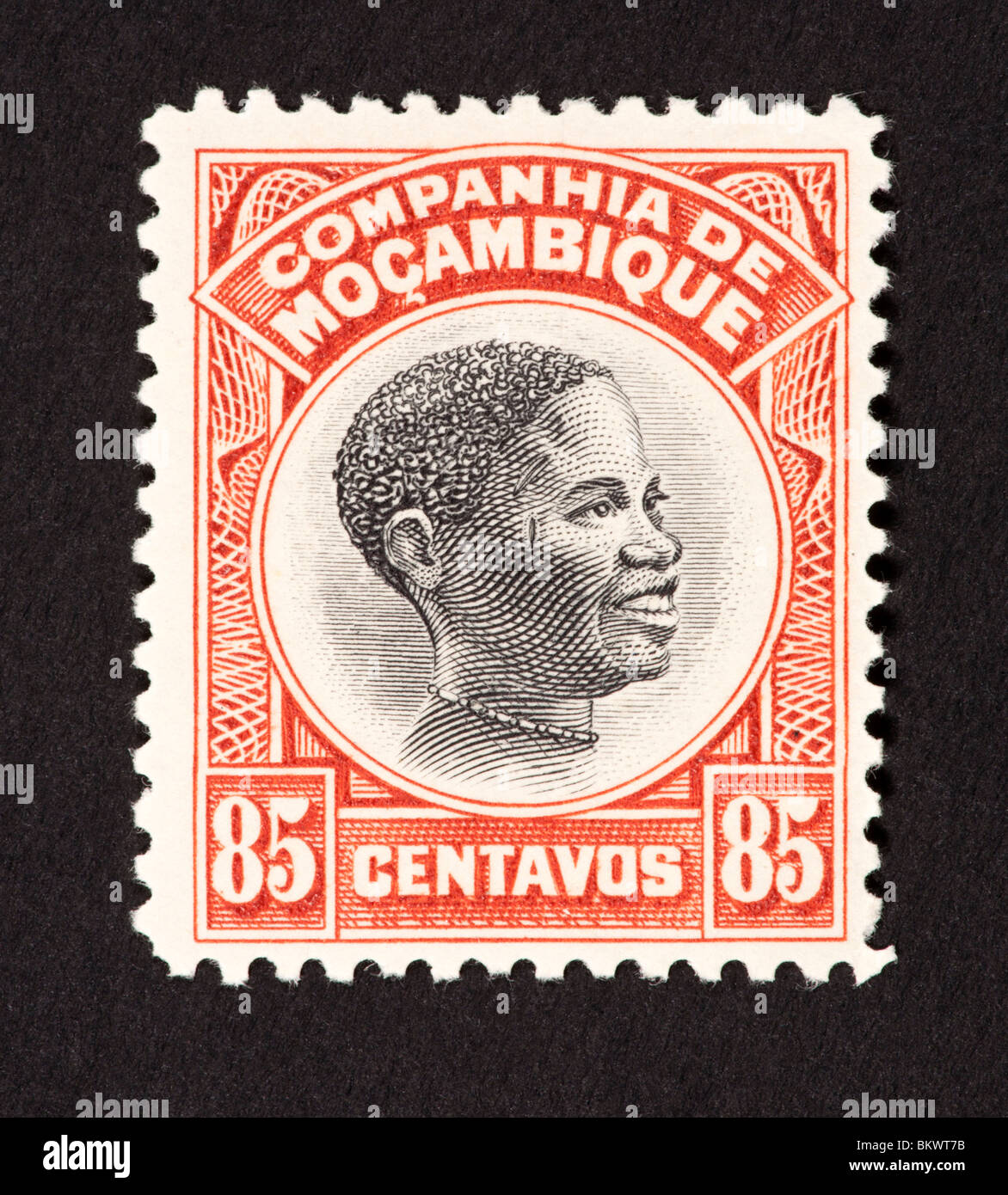 Briefmarke von Moçambique Darstellung eine einheimische Frau ausgestellt Stockfoto