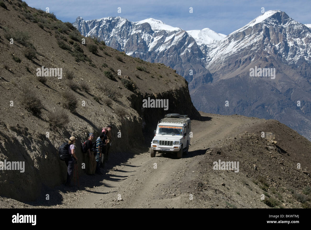 Jeep-Straße, in der Nähe von Kagbeni, Annapurna Circuit, Mustang District, Nepal.  Dhaulagiri-Gebirge in Ferne Stockfoto