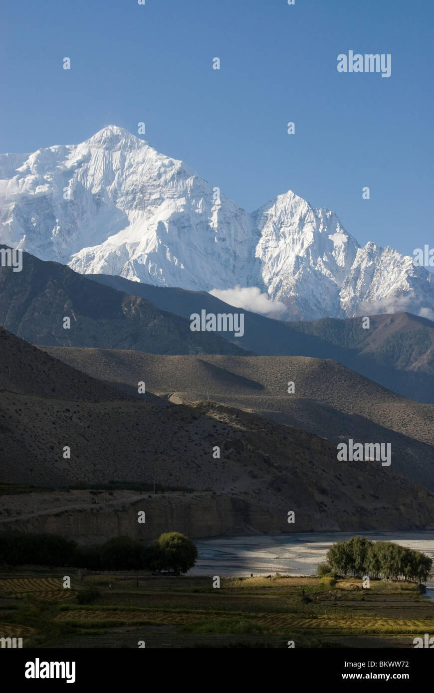 Schneebedeckte Berge, Wüste Hügel und Kali Gandaki Fluss Kagbeni, Nilgiri North, Mustang District, Nepal, Annapurna Circuit, Stockfoto