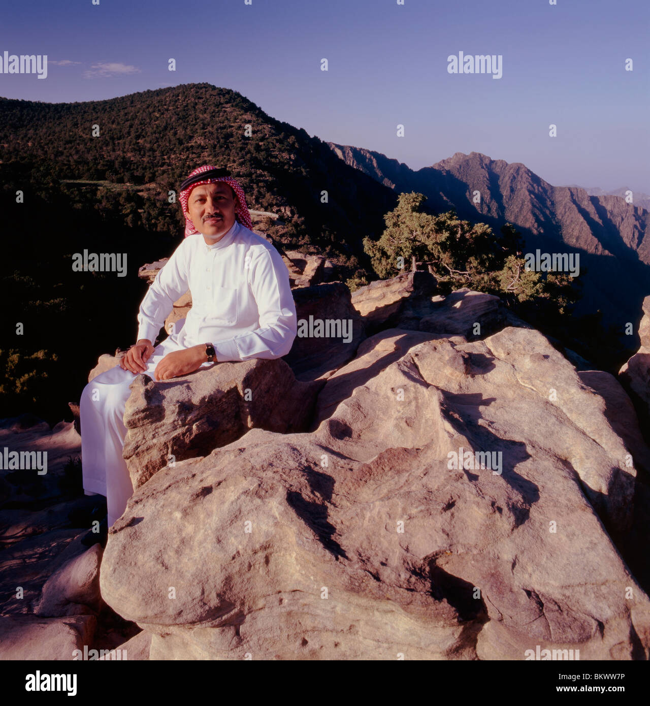 Saudi Mann mit weißen Thawb und Ghutra ein Iqal (Kopfstück) im Asir Nationalpark, Al Soudah, Asir Region, Saudi Arabien Stockfoto