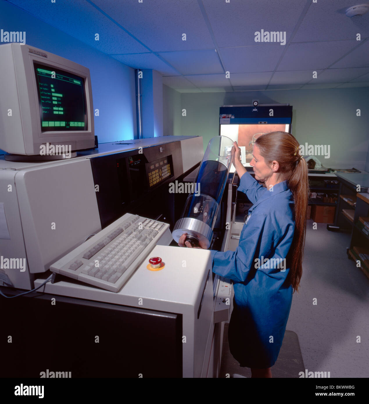 Weiblichen Techniker Betrieb eines Trommel-Scanners in einer Druckerei in Pennsylvania, USA Stockfoto