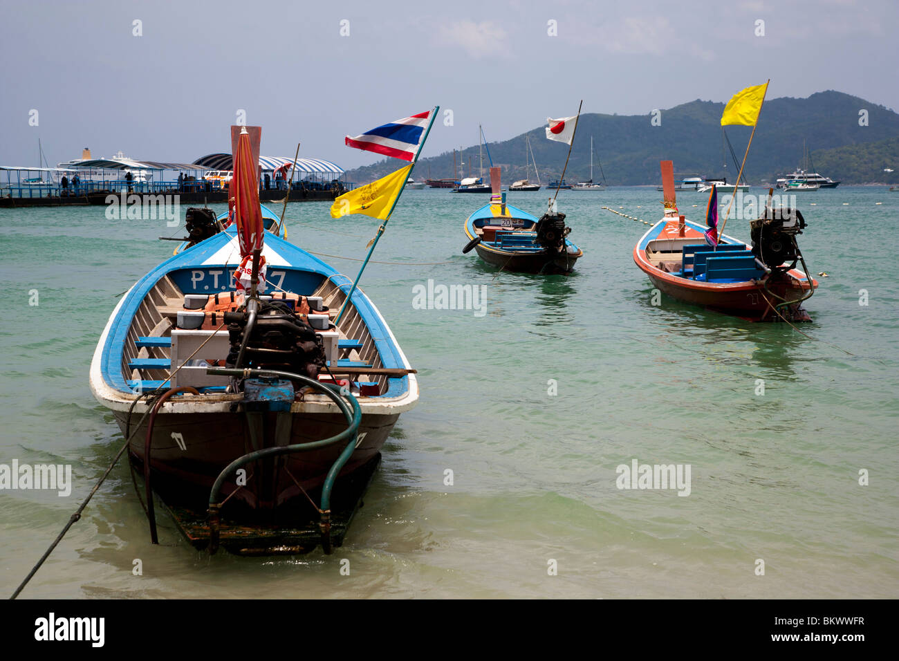 Vertäute Schiffe in der Nähe von Strand fliegen Fahnen Phuket Thailand Stockfoto