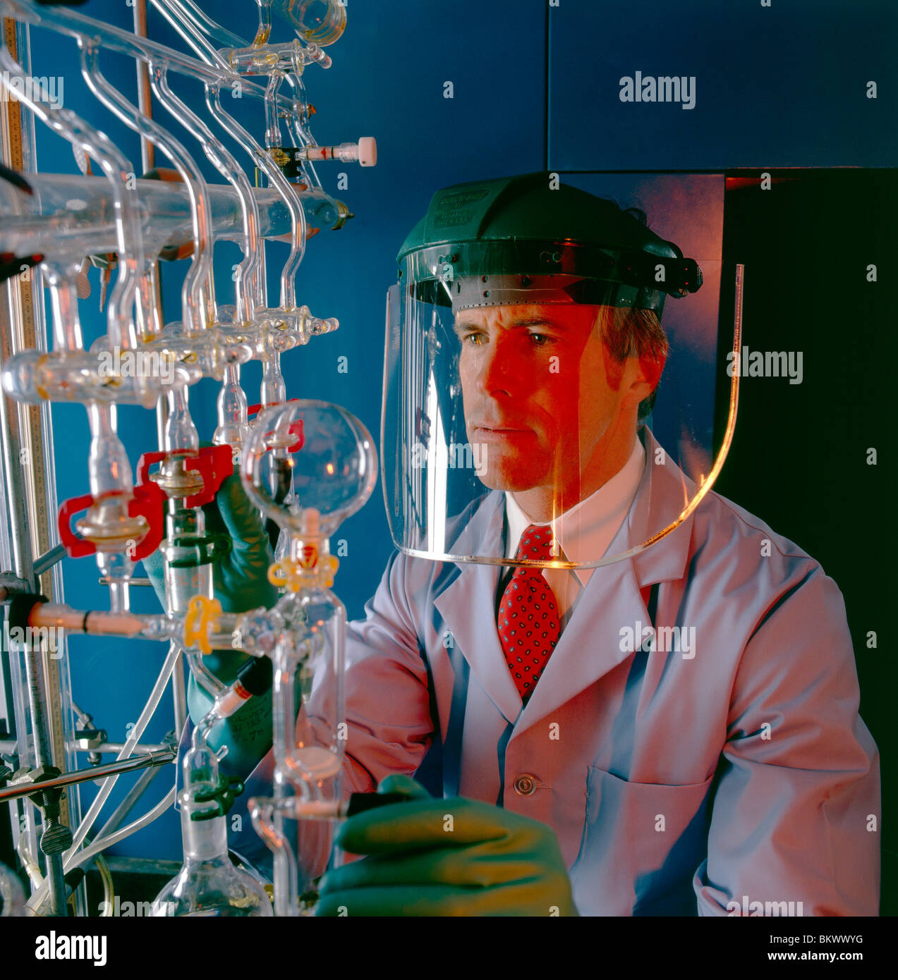 Männliche Chemiker tragen Sicherheitseinrichtungen im Labor Forschung & Entwicklung eines Chemieunternehmens Stockfoto
