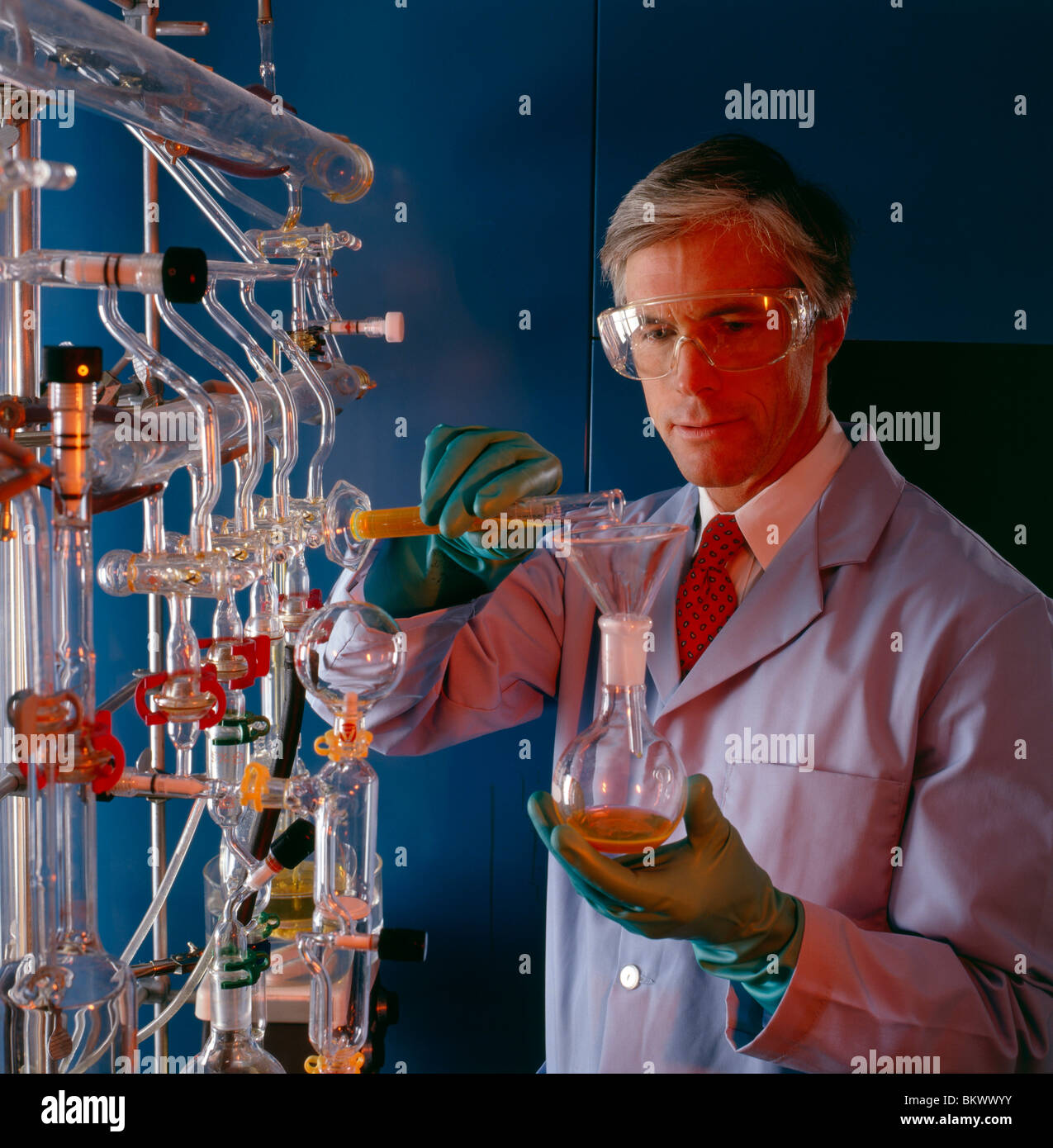 Männliche Chemiker tragen Sicherheitseinrichtungen im Labor Forschung & Entwicklung eines Chemieunternehmens Stockfoto