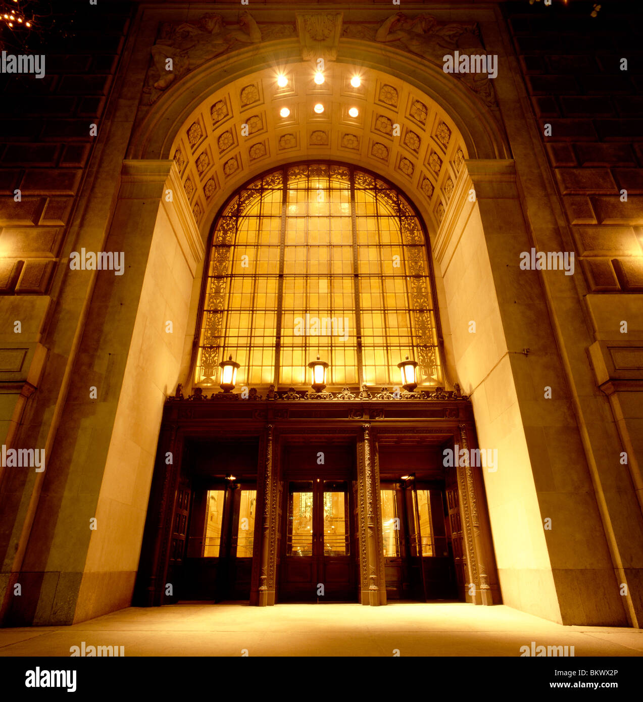 Abenddämmerung Blick auf den Torbogen Zugang zu einer Bank-Hochhaus in der Innenstadt von Philadelphia, Pennsylvania, USA Stockfoto