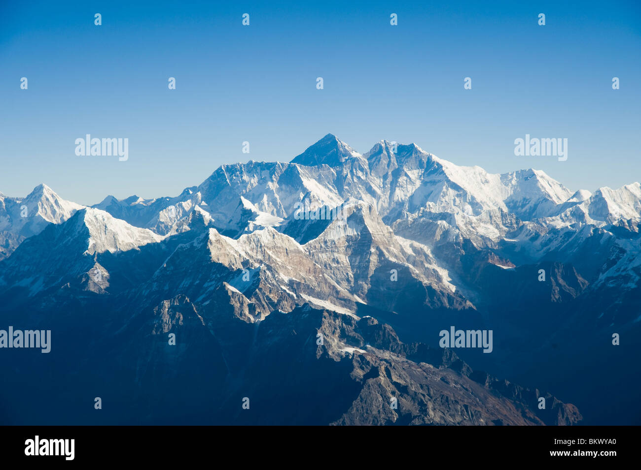 Luftaufnahme des Himalaya-Gebirges mit Mount Everest in der Mitte in Nepal Stockfoto