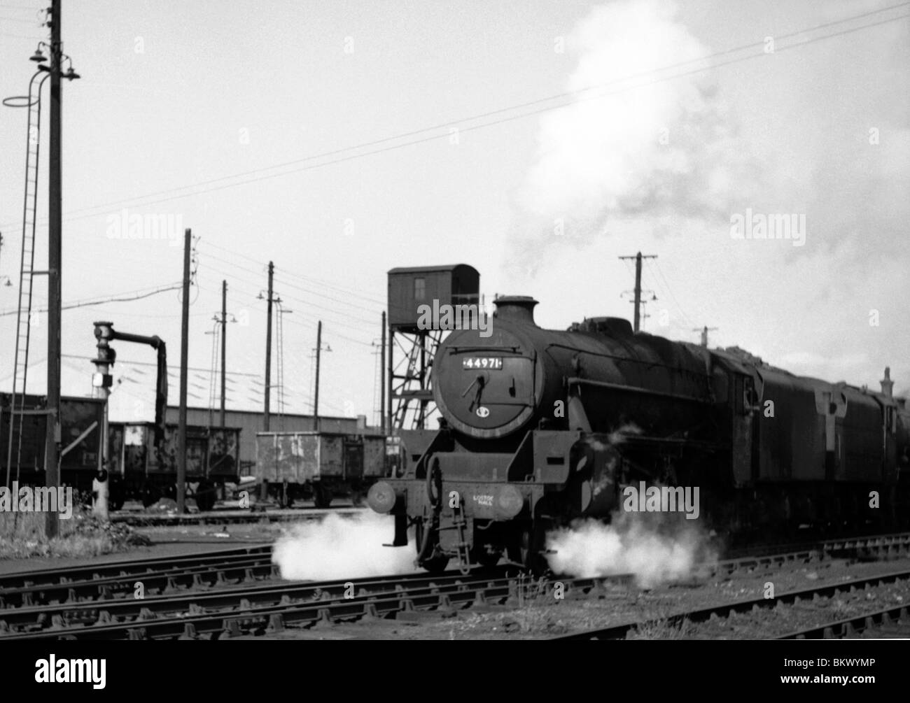 Motor Nr. 44971 schwarz 5 Klasse dampft vom Depot in den letzten Tagen des Dampfs auf britische Schiene Stockfoto
