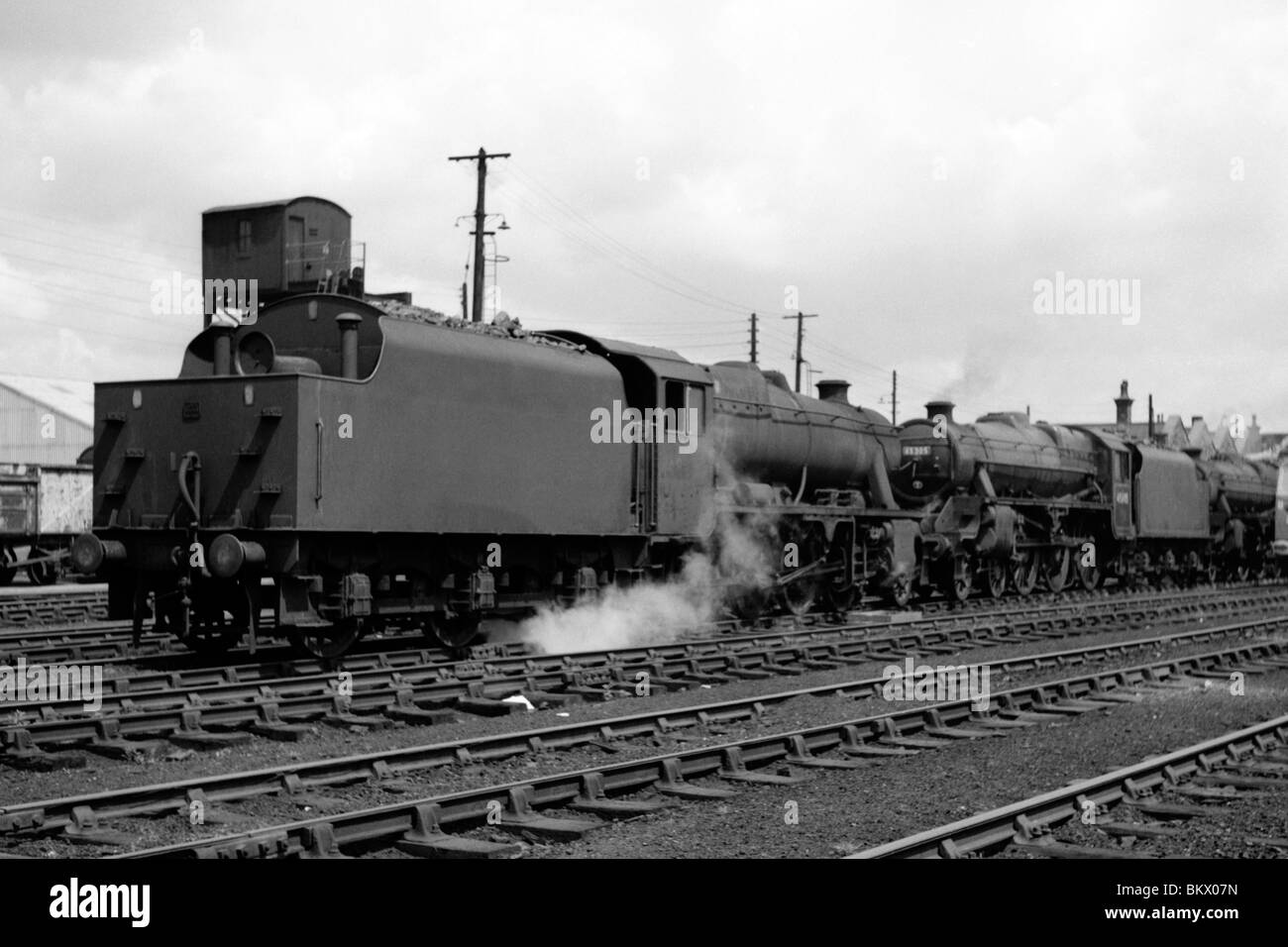zwei schwarze Stanier 5 Klasse Motoren nummeriert man 45205 in einem Depot in den letzten Tagen des Dampfs auf britische Schiene Stockfoto