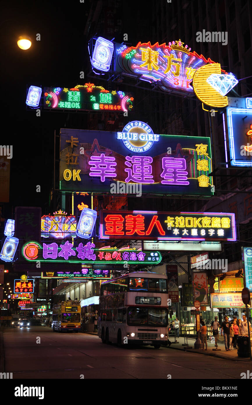 Eine Straße beleuchtet mit Leuchtreklamen in Kowloon in Hong Kong, China. Stockfoto