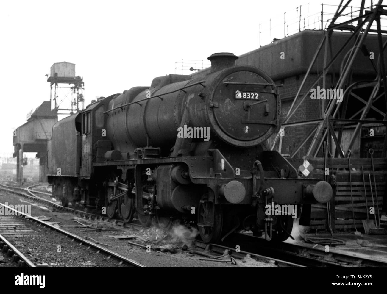 Motor Nummer 48322 Stanier 8f an unbekannten Ort in den letzten Tagen des Dampfs auf britische Schiene Stockfoto
