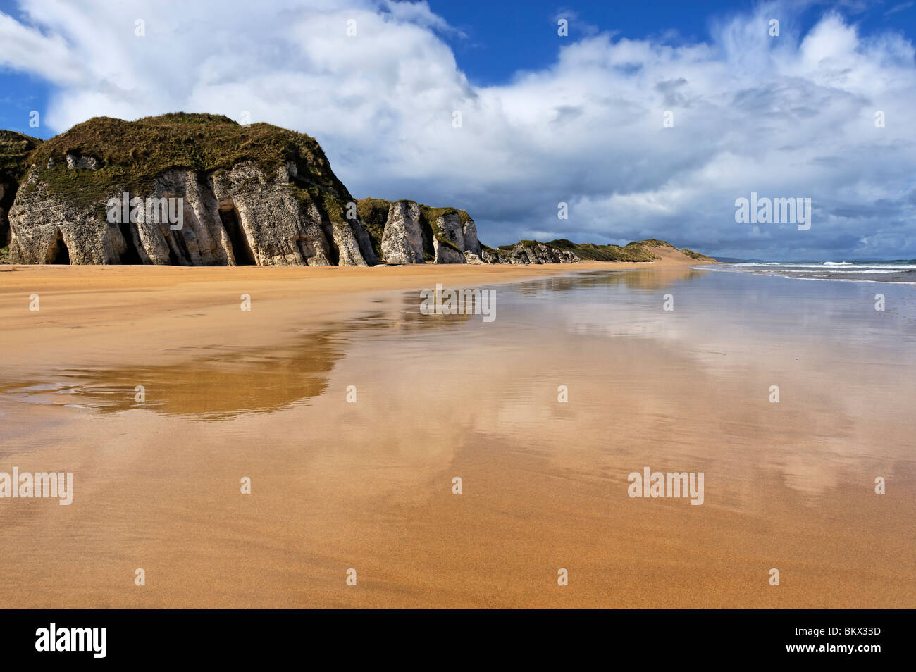 Der Strand von den weißen Felsen an der Küste von North Antrim Stockfoto