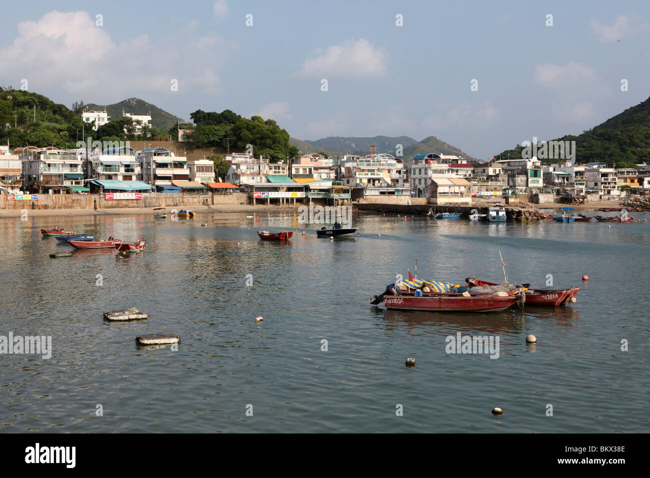 Blick über den Hafen nach Sok Kwu Wan Stadt, Lamma Island, Hongkong, China. Stockfoto