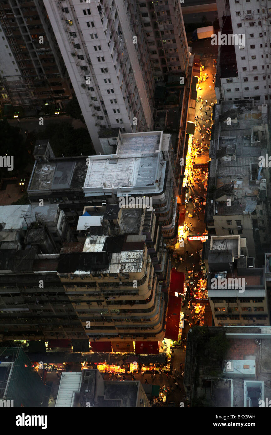 Erhöhten Blick auf einer Straße in Kowloon in der Abenddämmerung in Hong Kong, China. Stockfoto