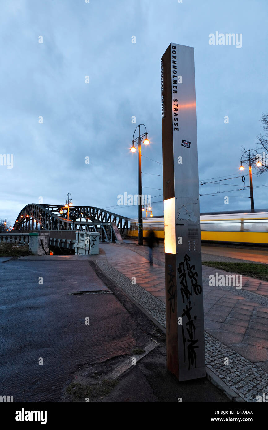 Info-Post am ehemaligen Grenzübergang Bornholmer Straße, Berlin, Deutschland Stockfoto