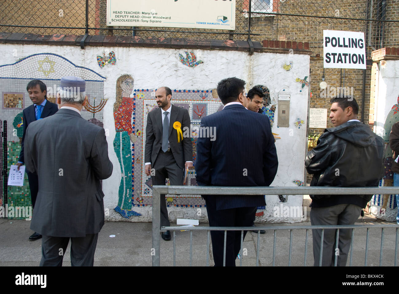 2010 allgemeine Wahlen East London Columbia Road Wahllokal mit Zeichen und Anhänger der verschiedenen Parteien Stockfoto