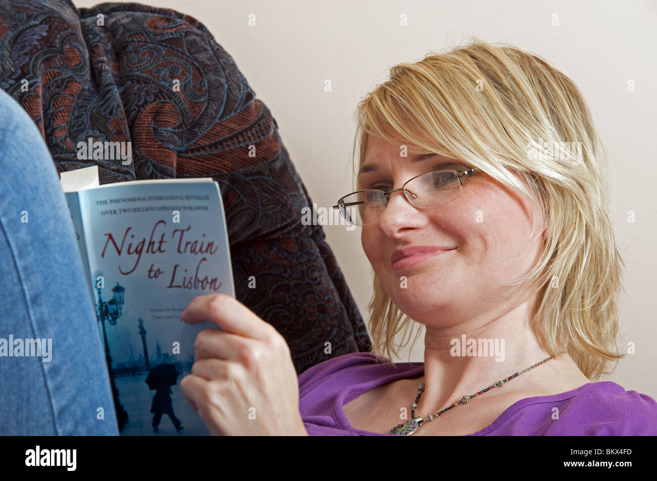 Frau liest des internationalen Bestsellers Nachtzug nach Lissabon von Pascal Mercier Stockfoto