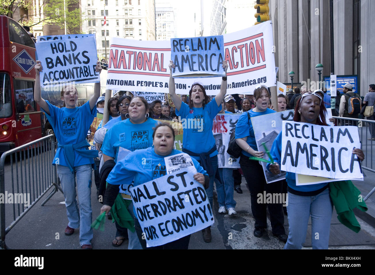 AFL-CIO und anderen Gewerkschaften Mitglieder März zur Wall Street fordern gute Jobs und die Banken & Wall Street ihren gerechten Anteil zahlen Stockfoto