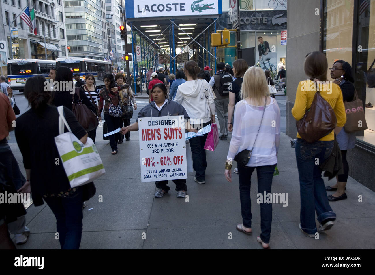 Hispano-Amerikaner, höchstwahrscheinlich undokumentierte Arbeiter auf der 5th Avenue in New York City händigt Shop Flyer Stockfoto